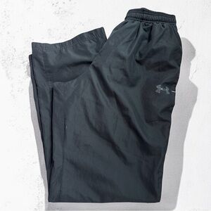 Women’s Underarmour loose fit mesh lined black/white athletic pants size M